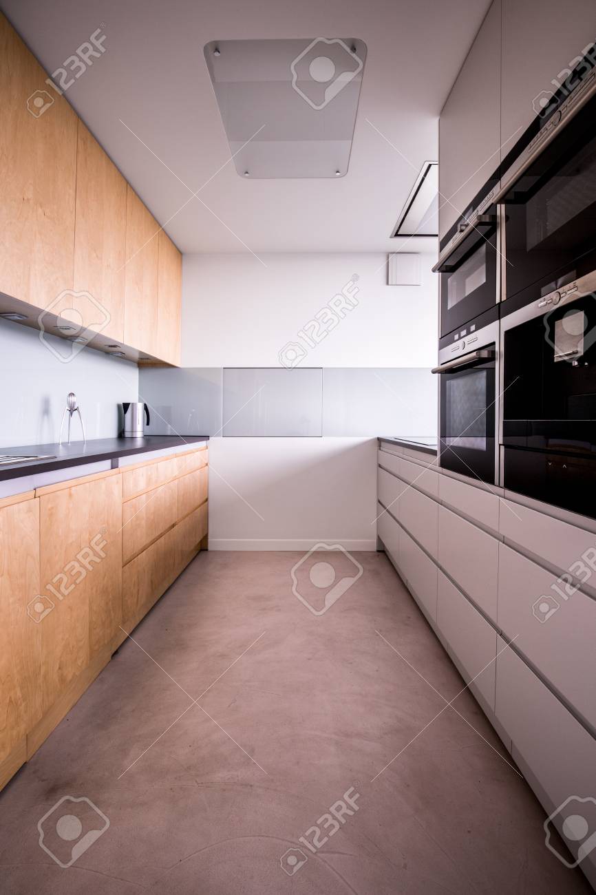 Holz Und Weiße Küche Im Haus Lizenzfreie Fotos, Bilder Und Stock ... Holz Und Weiße Küche Im Haus Lizenzfreie Fotos, Bilder Und Stock ...