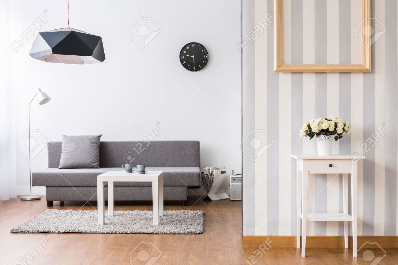 Elegante Soggiorno Con Divano Grigio E Tavolino Da Caffè. Tra Luce ... Elegante Soggiorno Con Divano Grigio E Tavolino Da Caffè. Tra Luce ...