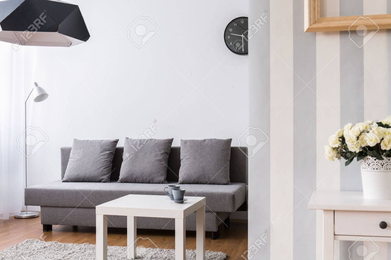 Soggiorno Moderno Con Grande, Divano Grigio E Tavolino Da Caffè ... Soggiorno Moderno Con Grande, Divano Grigio E Tavolino Da Caffè ...