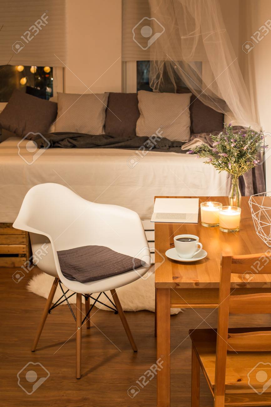 Zimmer In Weiss Beige Und Braun Mit Stuhl Tisch Und Bett Lizenzfreie Fotos Bilder Und Stock Fotografie Image 53106009