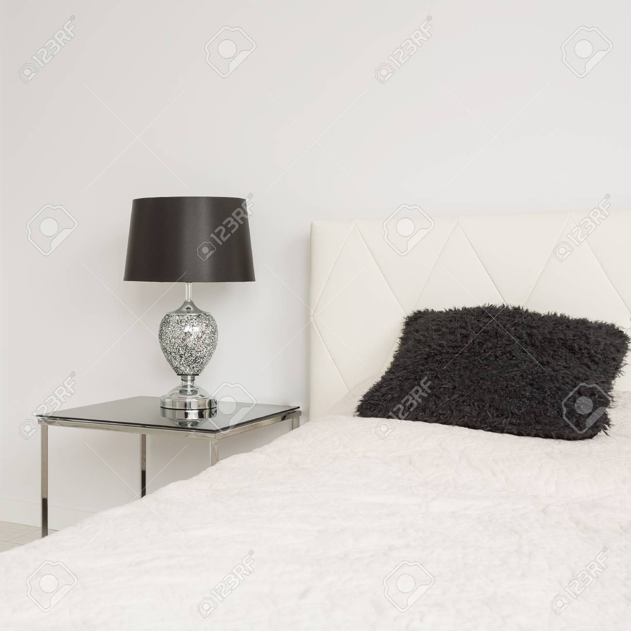 Weiß Eingangstür Zum Einfachen Exklusive Schlafzimmer Lizenzfreie ... Weiß Eingangstür Zum Einfachen Exklusive Schlafzimmer Lizenzfreie ...