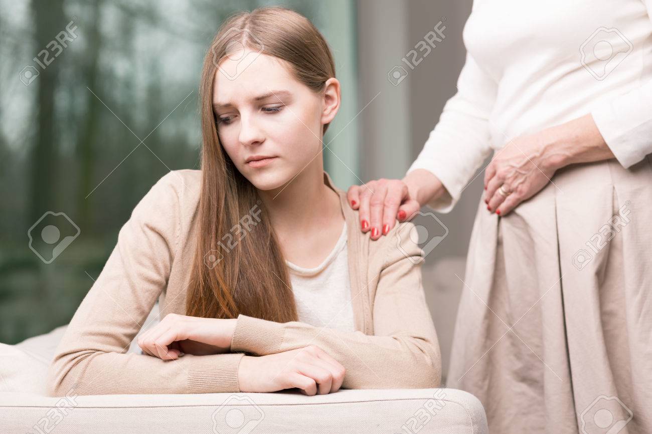 思いやりの愛情深い母親が 10 代の問題と彼女の悲しいの十代の娘を応援 の写真素材 画像素材 Image