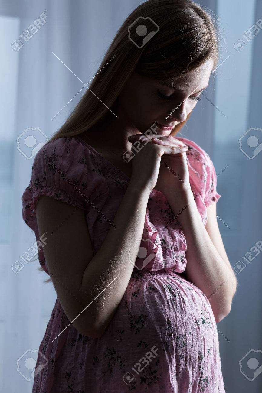 若い女の子のドレスで妊娠 将来の母性を心配 の写真素材 画像素材 Image 5419