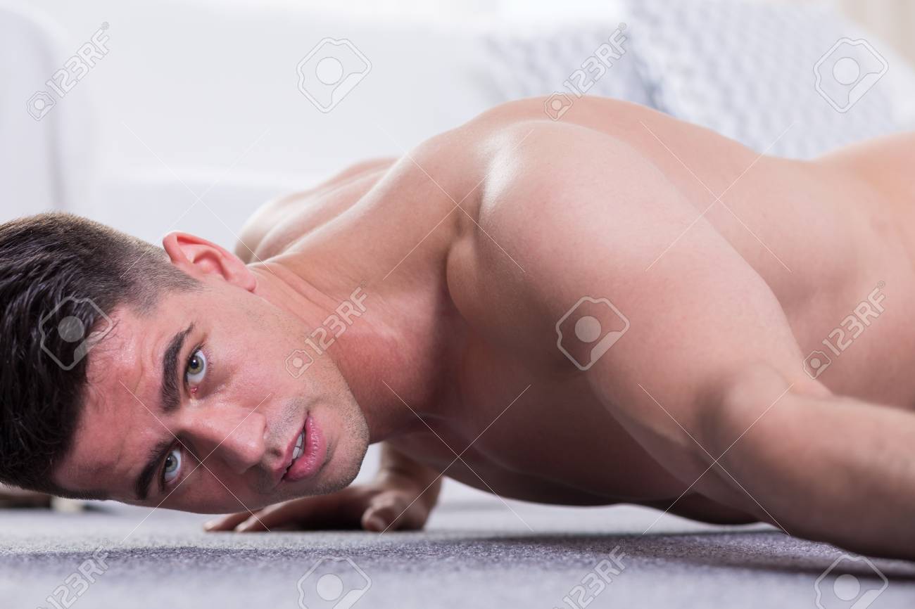 Junge Muskulosen Mann Das Training Zu Hause Ohne Hemd Lizenzfreie