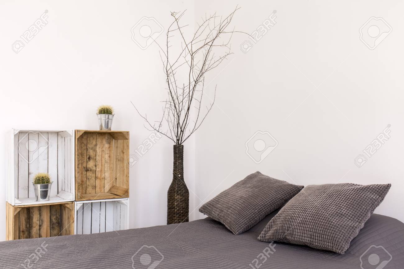 Chambre Lumineuse Avec Grand Lit Regal En Bois Fait A La Main Et Decoration Dans Un Vase Banque D Images Et Photos Libres De Droits Image 55027945