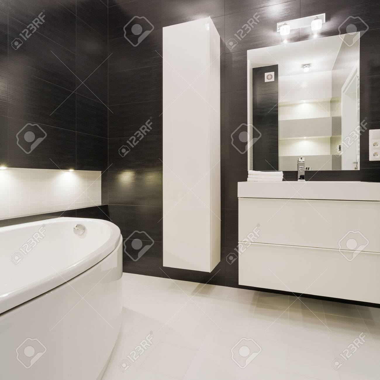Cuarto De Baño Blanco Y Negro En El Diseño Moderno Fotos, Retratos ... Cuarto De Baño Blanco Y Negro En El Diseño Moderno Fotos, Retratos ...