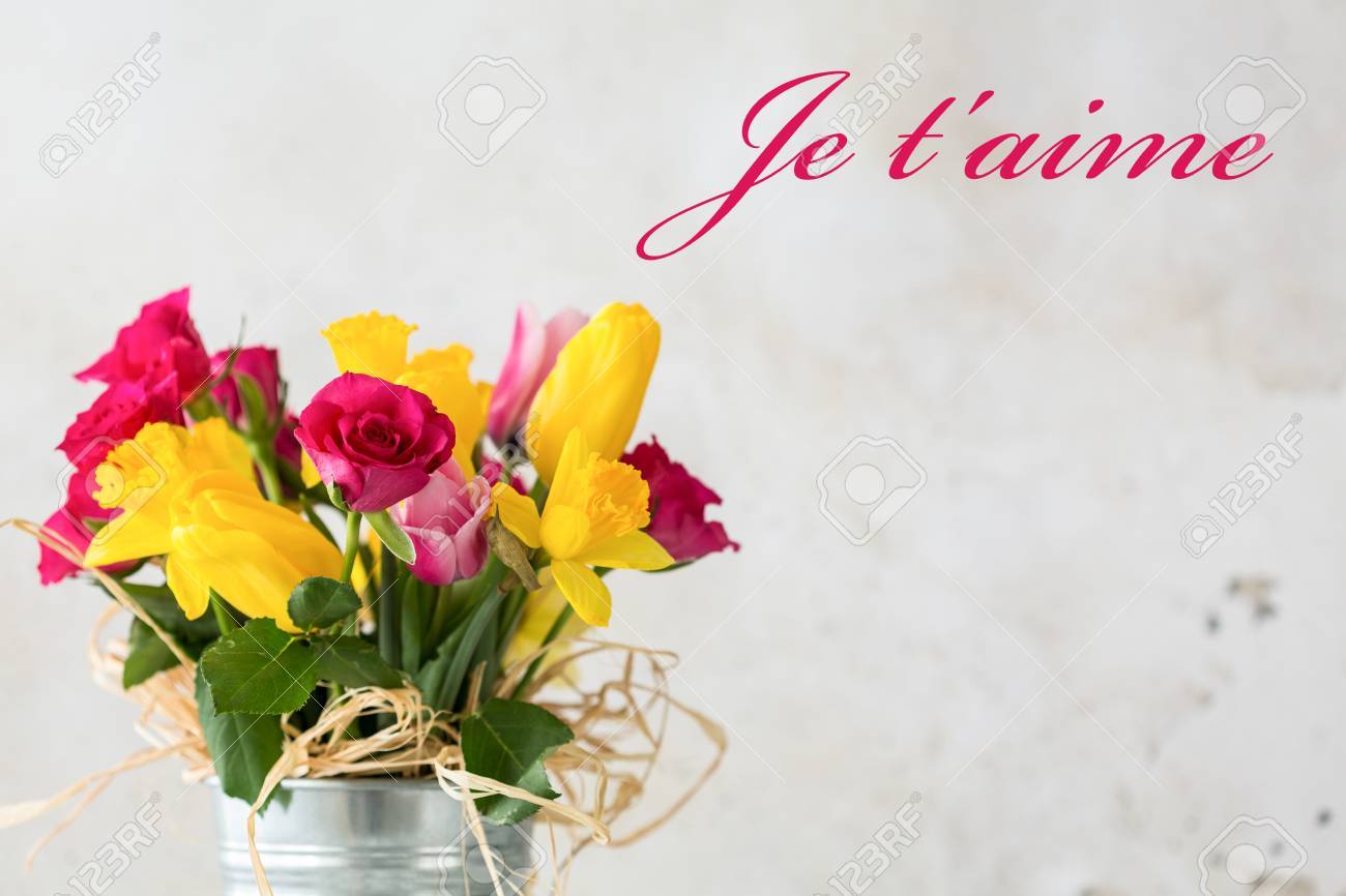 Prise De Vue Dun Bouquet Coloré De Fleurs Et De Lécriture Je Te Sur Le Mur