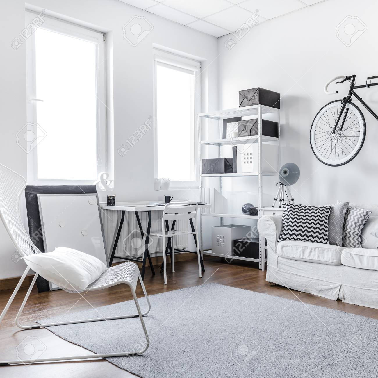 Schwarz Weiss Studio Zimmer Der Jungen Hipster Lizenzfreie Fotos Bilder Und Stock Fotografie Image 56474386