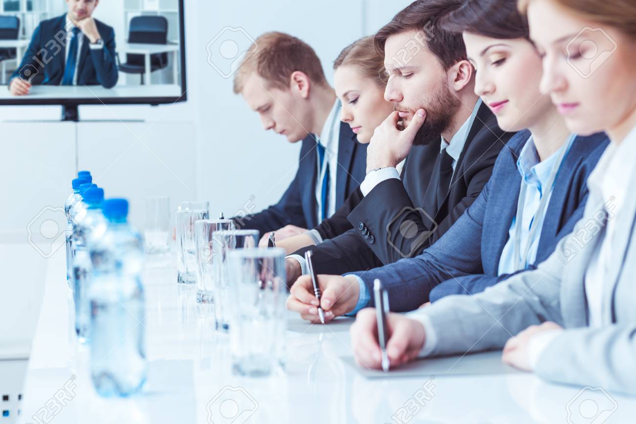 若い会社の経営会議 社長と新たな計画を作るとビデオ会議 の写真素材 画像素材 Image