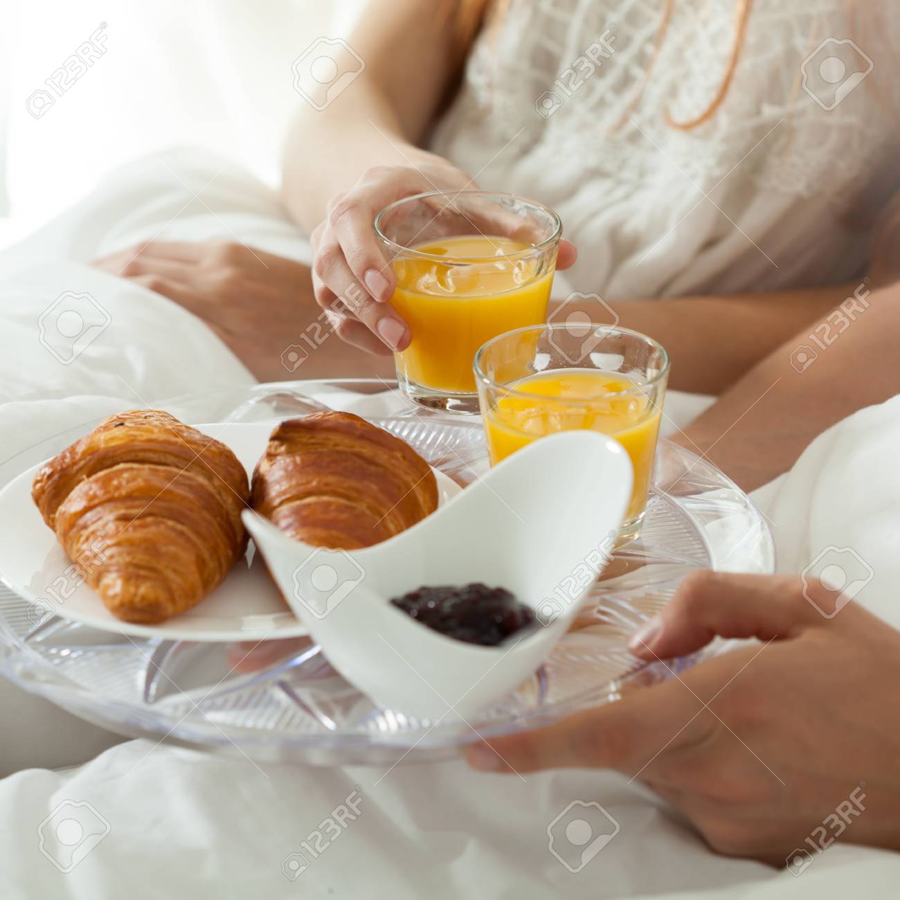 Prendre Un Petit Dejeuner Au Lit Dans Paresseux Matin Banque D Images Et Photos Libres De Droits Image Prendre Un Petit Dejeuner Au Lit Dans Paresseux Matin Banque D Images Et Photos Libres De Droits Image