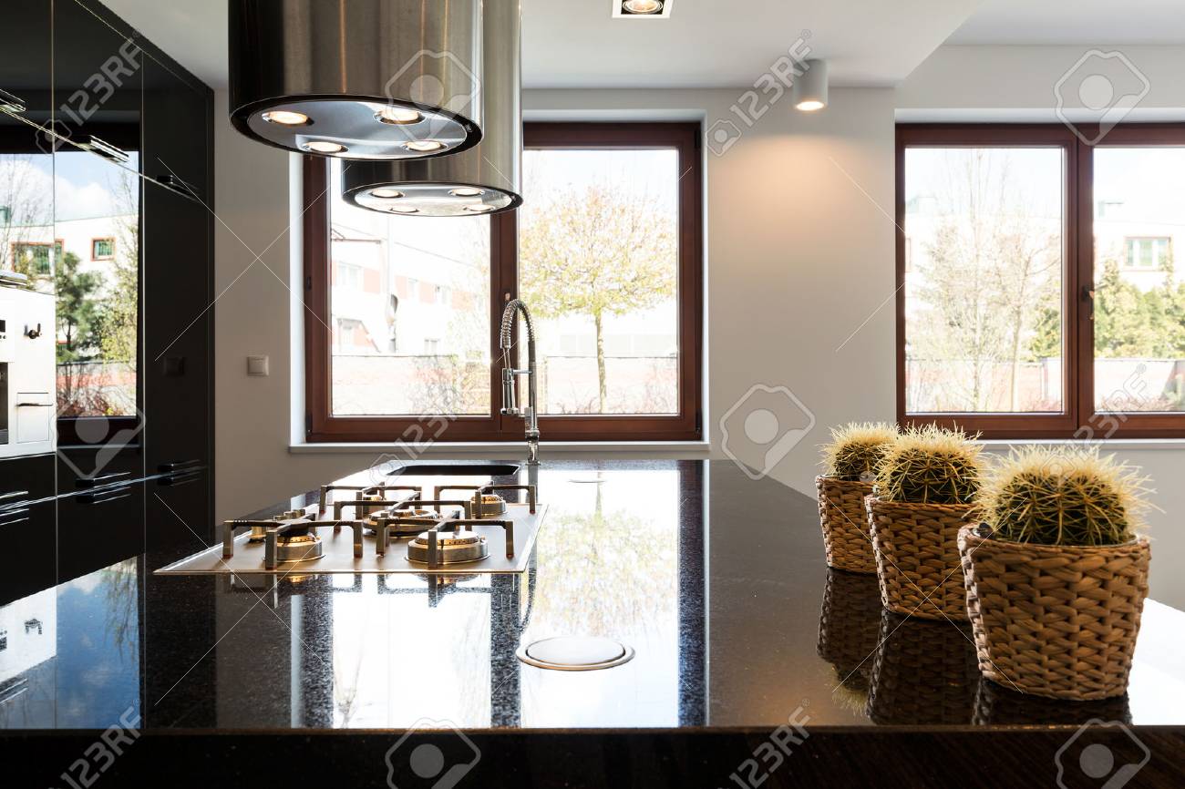 Schöne Und Luxuriöse Schwarze Hochglanzküche In Neuer Villa ... Schöne Und Luxuriöse Schwarze Hochglanzküche In Neuer Villa ...