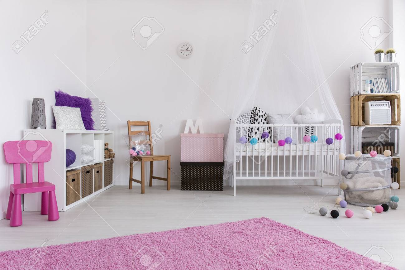 かわいいピンクと白のベッドルームは小さな女の赤ちゃんのために設計されています 壁のクレードルと棚 ピンクの床のカーペットに の写真素材 画像素材 Image