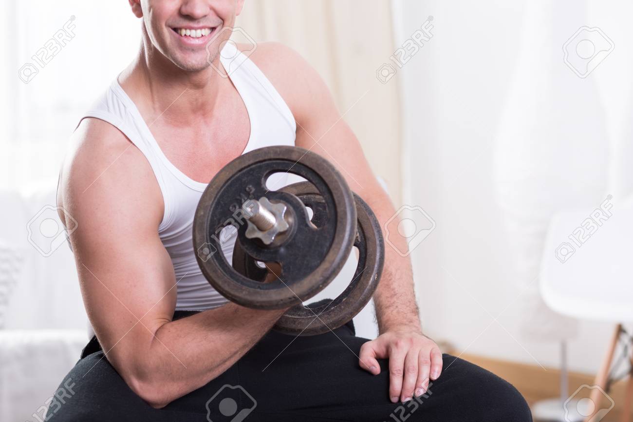 Close Up Von Einem Schonen Mann Zu Tun Krafttraining Zu Hause