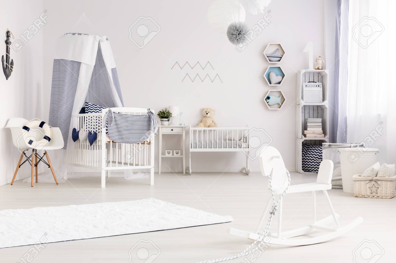 海のスタイルの装飾と白と広々 とした子供部屋 の写真素材 画像素材 Image