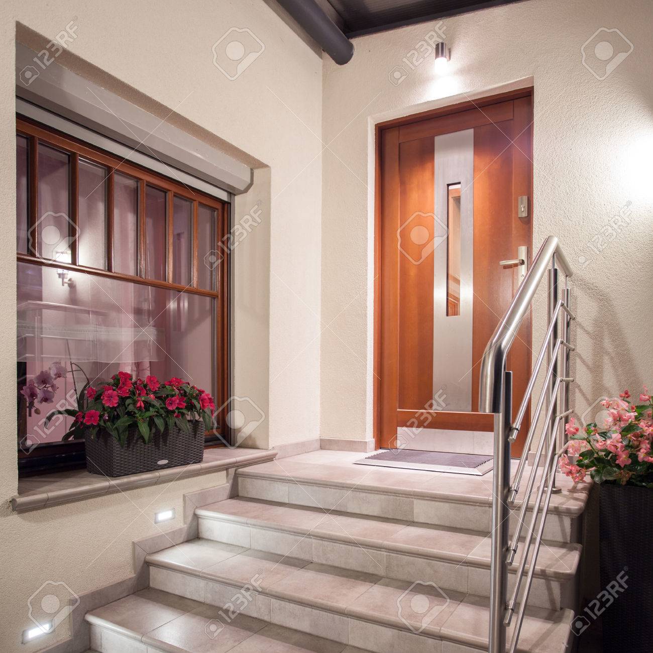 手すり玄関につながる階段のクローズ アップ の写真素材 画像素材 Image