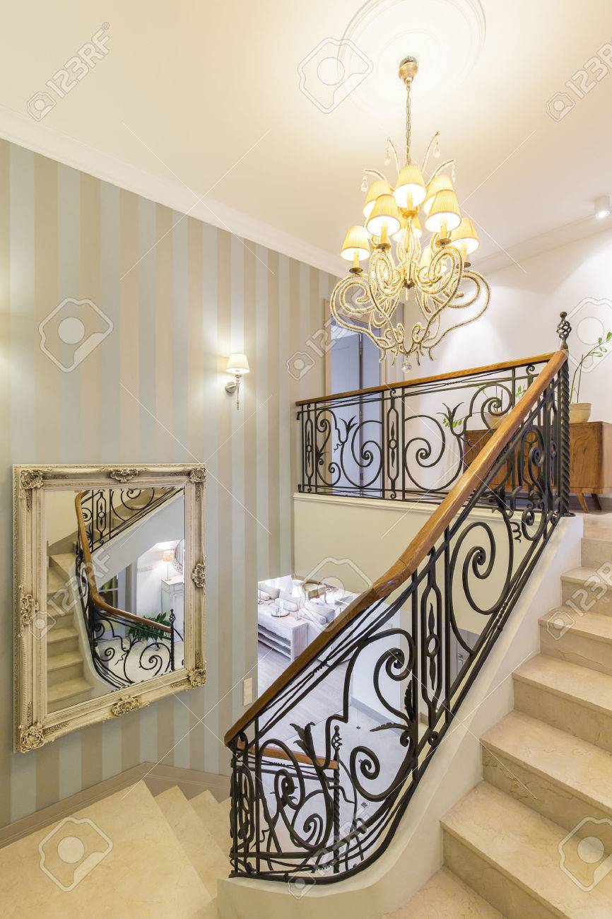水晶のシャンデリアと装飾的な手すりの美しい階段 の写真素材 画像素材 Image