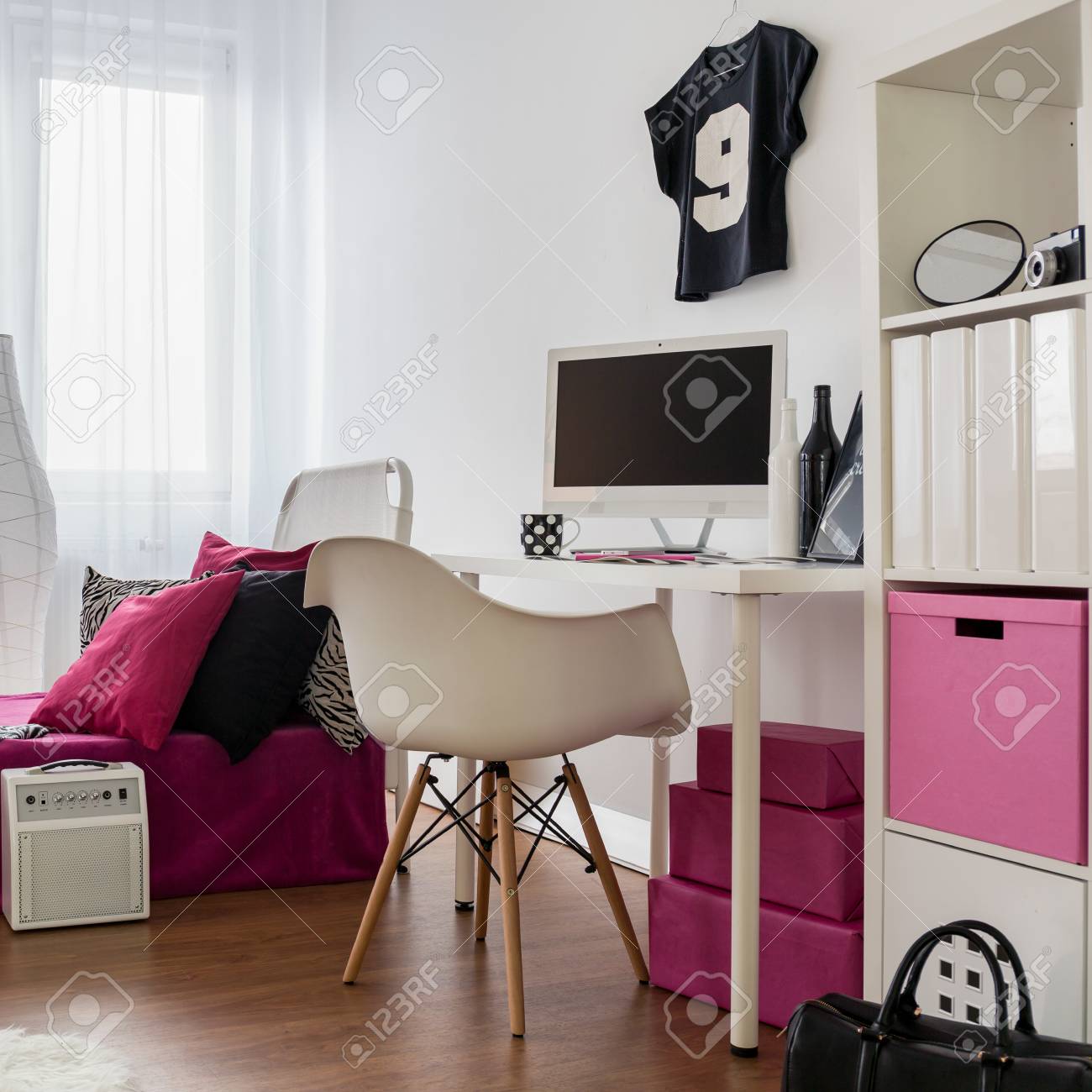 寝室 書斎を組み合わせます 黒 ピンクと白のガーリーなインテリア の写真素材 画像素材 Image