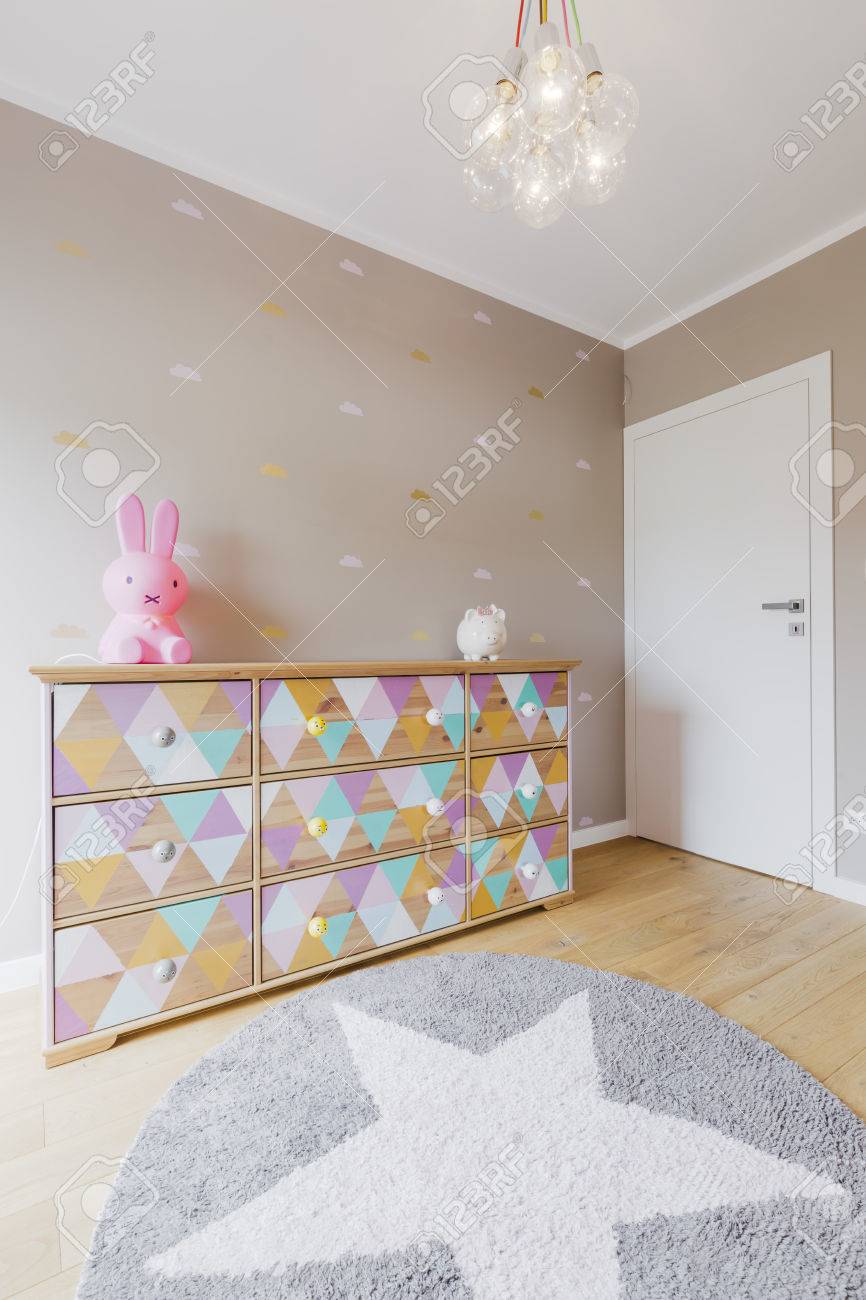 カラフルな便器 Deocrative シャンデリア スター カーペットと赤ちゃんの女の子の部屋 の写真素材 画像素材 Image