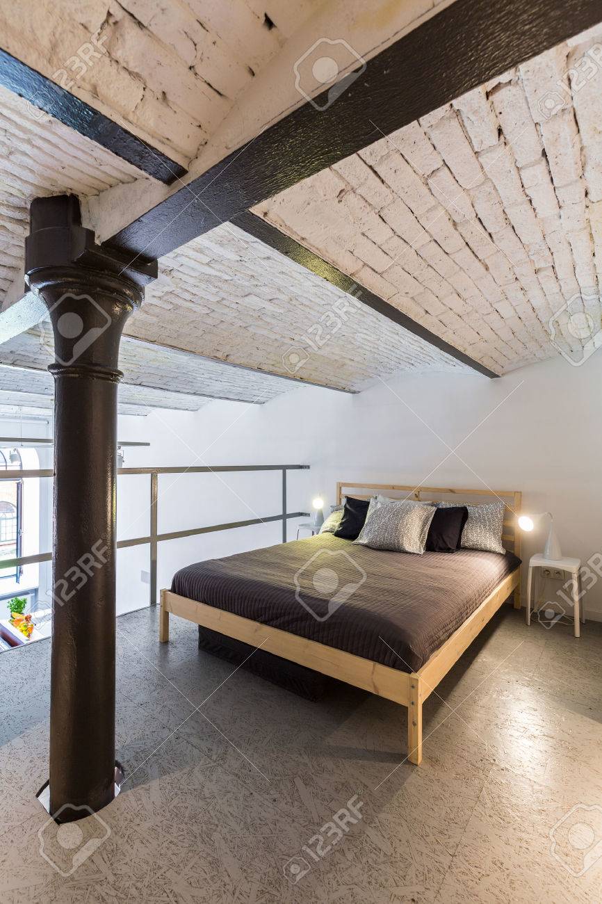 Immagine Di Una Camera Da Letto Soppalco Con Letto Matrimoniale E ... Immagine Di Una Camera Da Letto Soppalco Con Letto Matrimoniale E ...