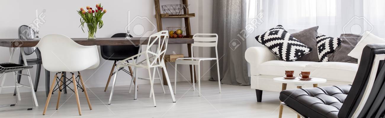 Luminoso E Moderno Salotto Con Tavolo Da Pranzo Con Sedie E Divano ... Luminoso E Moderno Salotto Con Tavolo Da Pranzo Con Sedie E Divano ...