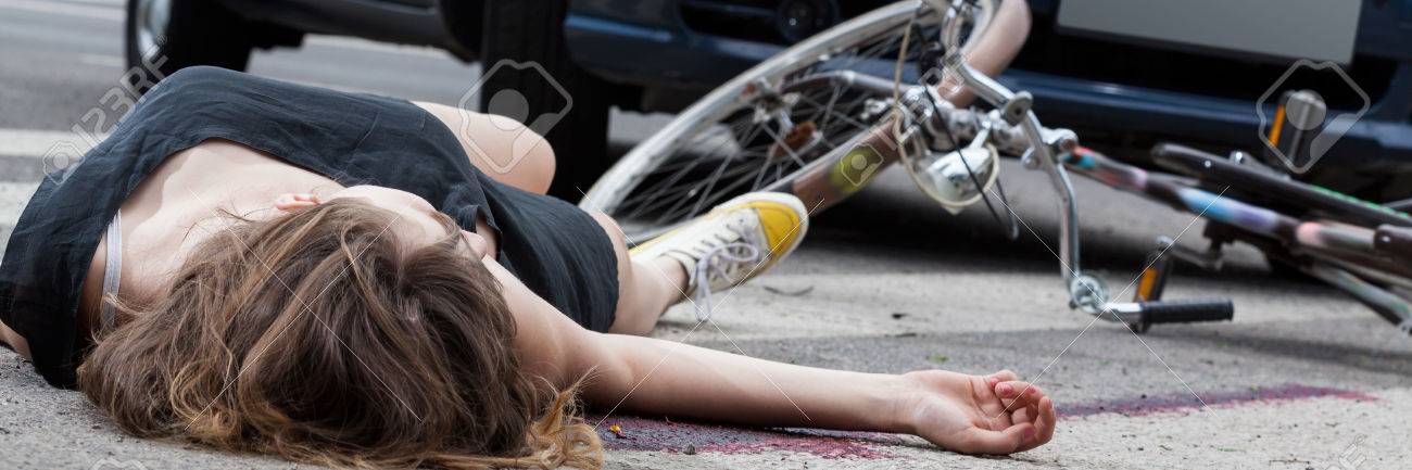 交通事故後路上に横たわって意識不明の女性サイクリスト の写真素材 画像素材 Image 59809033
