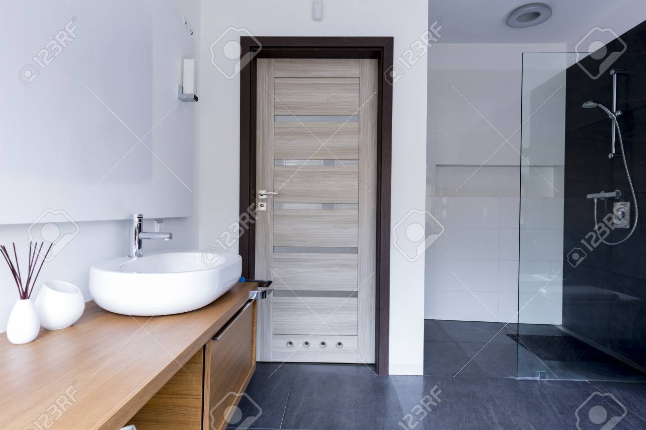 Recortar Foto De Un Cuarto De Baño Minimalista Con Un Amplio Baño De ... Recortar Foto De Un Cuarto De Baño Minimalista Con Un Amplio Baño De ...