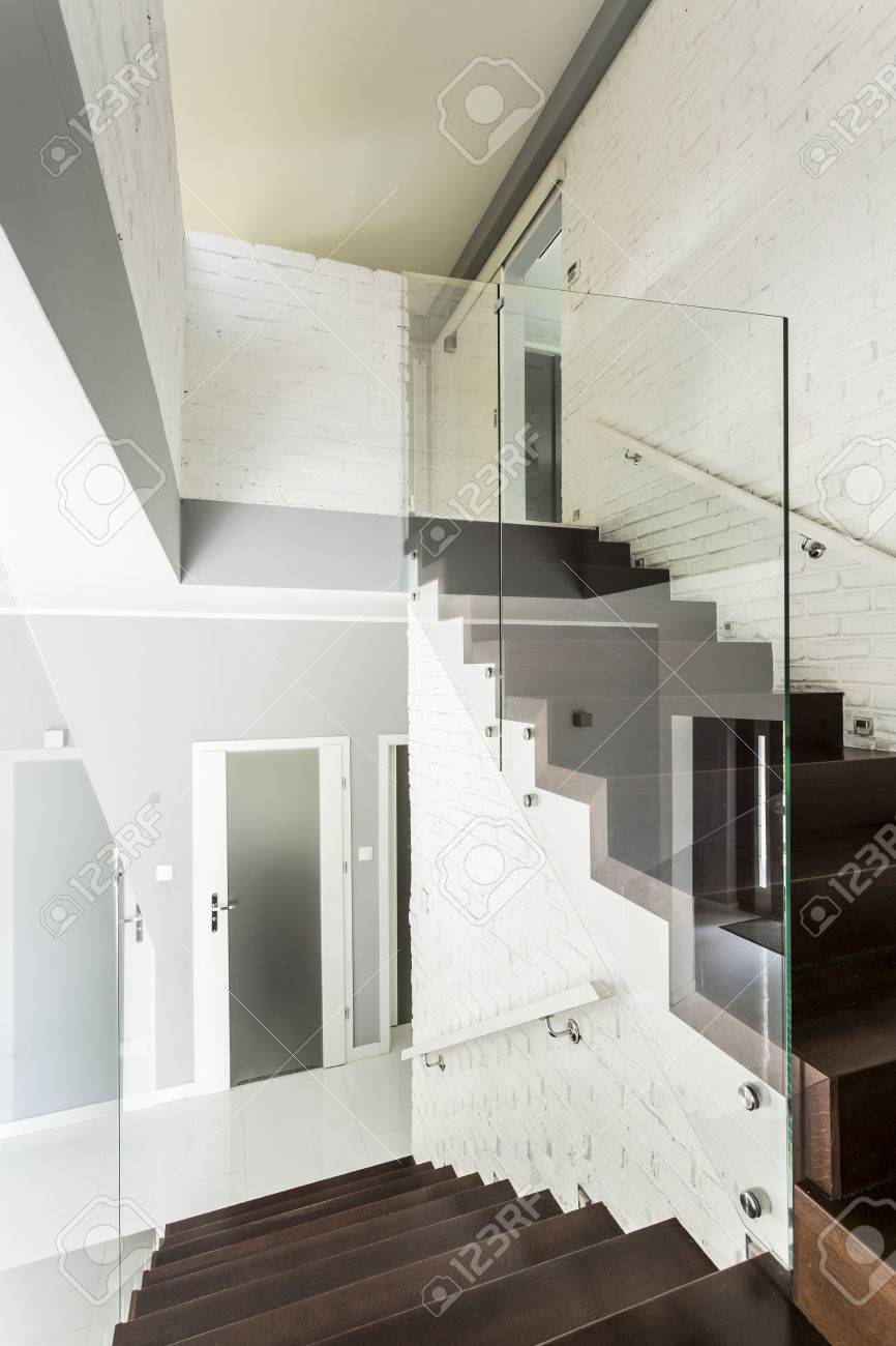 木製の階段 ガラスの手すりと手すりのクローム メッキの白い階段 の写真素材 画像素材 Image