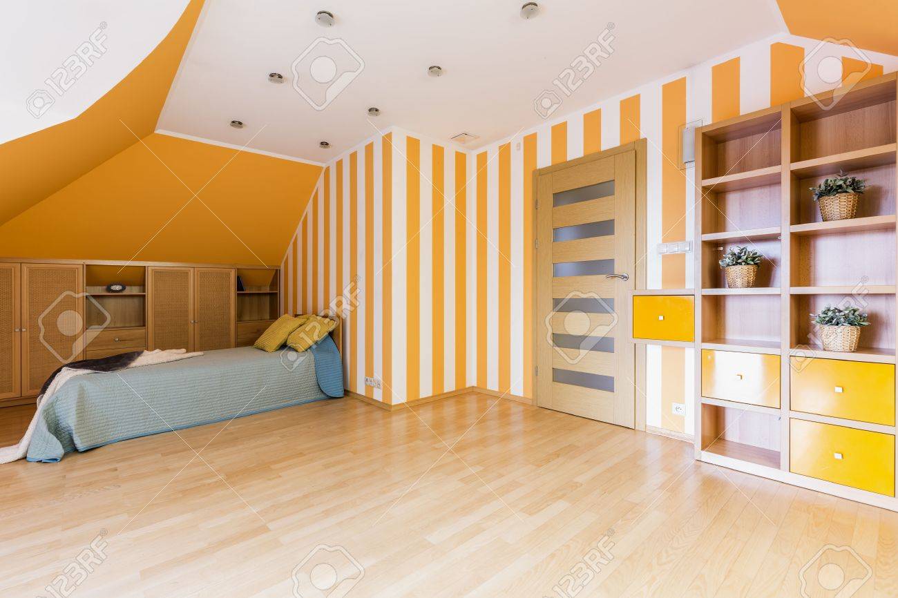 Chambre Moderne Et Spacieuse En Orange Et Blanc Avec Un Lit Simple Des Panneaux De Plancher Et Une Etagere Murale Banque D Images Et Photos Libres De Droits Image 60772158