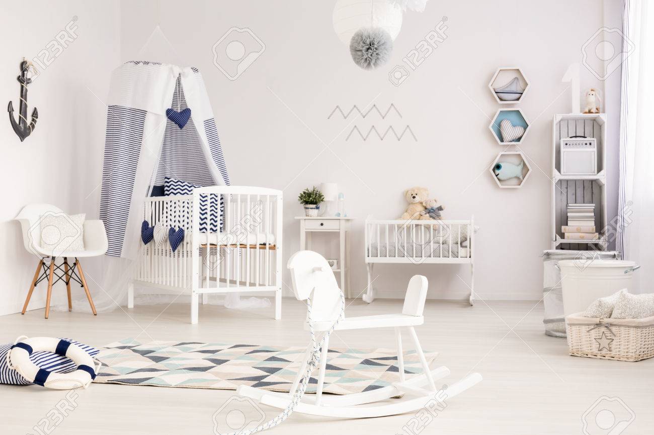 Chambre Bebe Unique Avec Des Elements Decoratifs Marins Et Un Cheval A Bascule Blanc Au Premier Plan Banque D Images Et Photos Libres De Droits Image