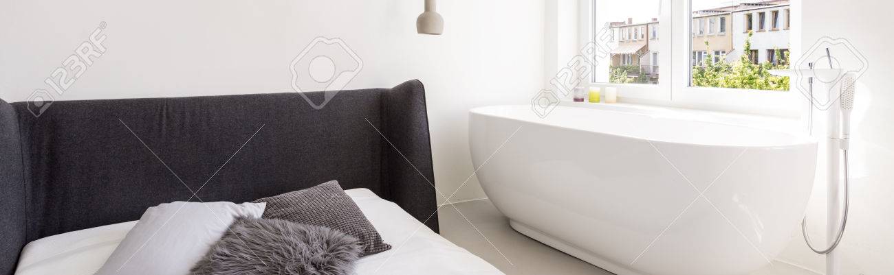 Weiß Bad Wohnzimmer Mit Großem Bett Und Große Badewanne, Panorama ... Weiß Bad Wohnzimmer Mit Großem Bett Und Große Badewanne, Panorama ...