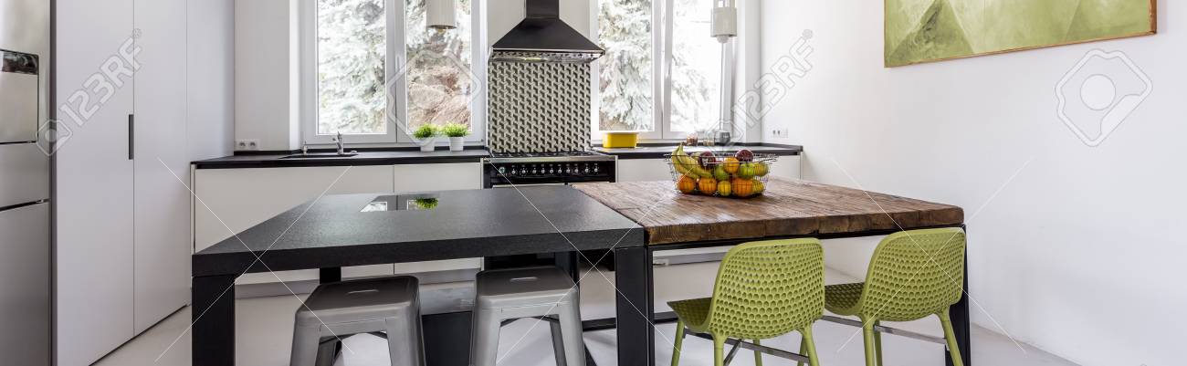 Nueva Cocina De Diseño Con Paredes Blancas, Elegante Mesa Y Sillas ... Nueva Cocina De Diseño Con Paredes Blancas, Elegante Mesa Y Sillas ...