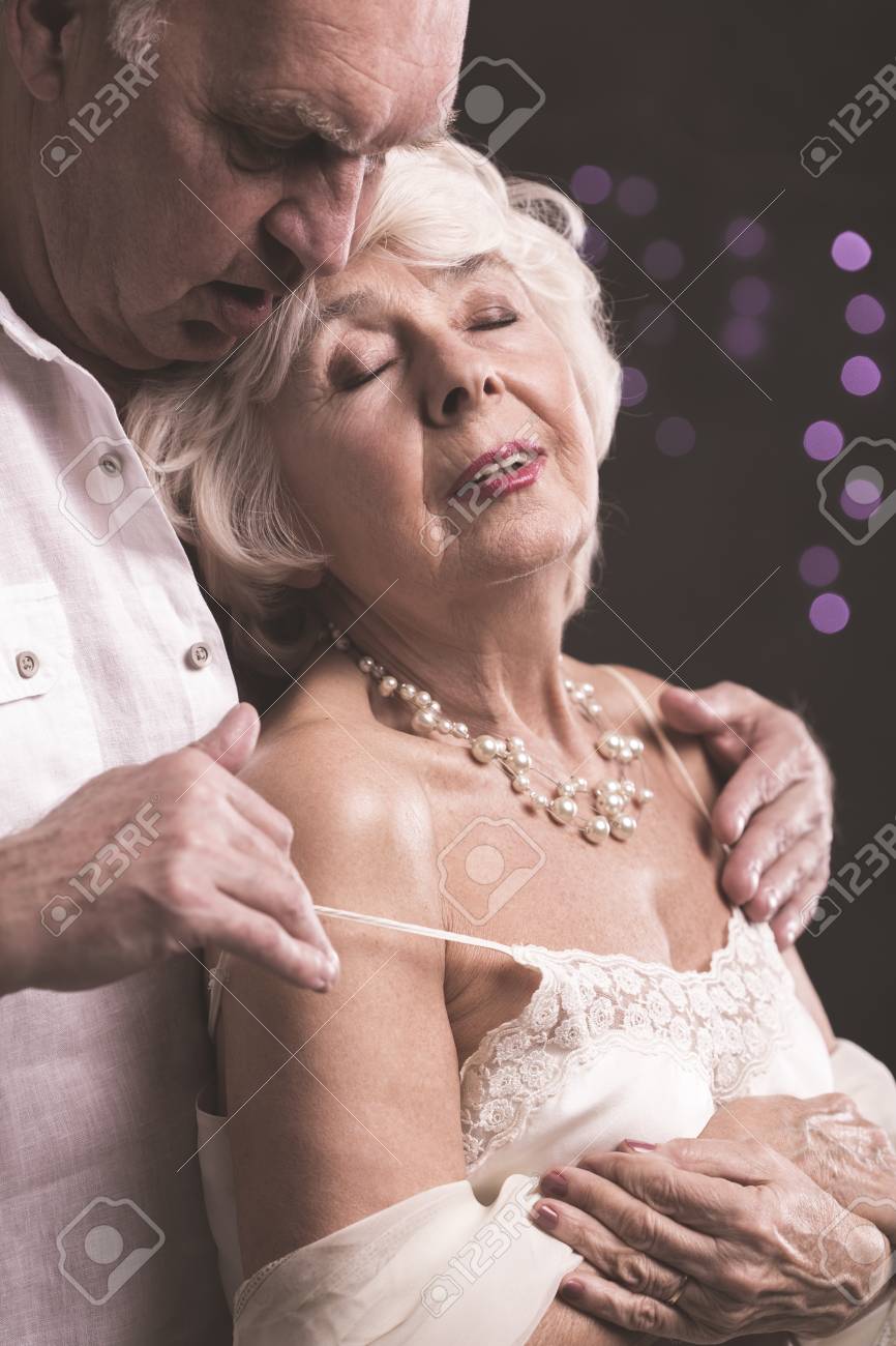 hombre vestido con ropa interior de mujer