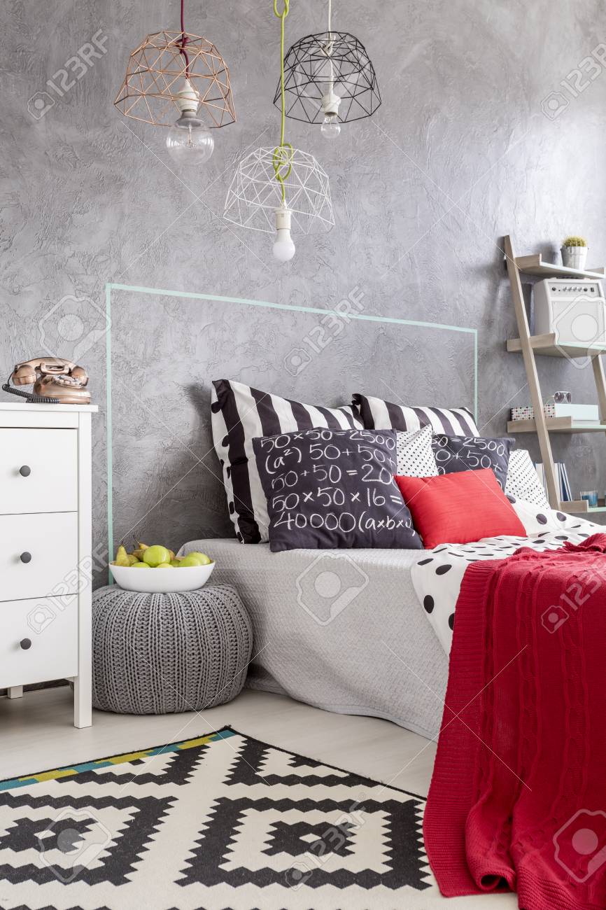 Dormitorio Moderno Con Alfombra De Patron Hermosa Lampara