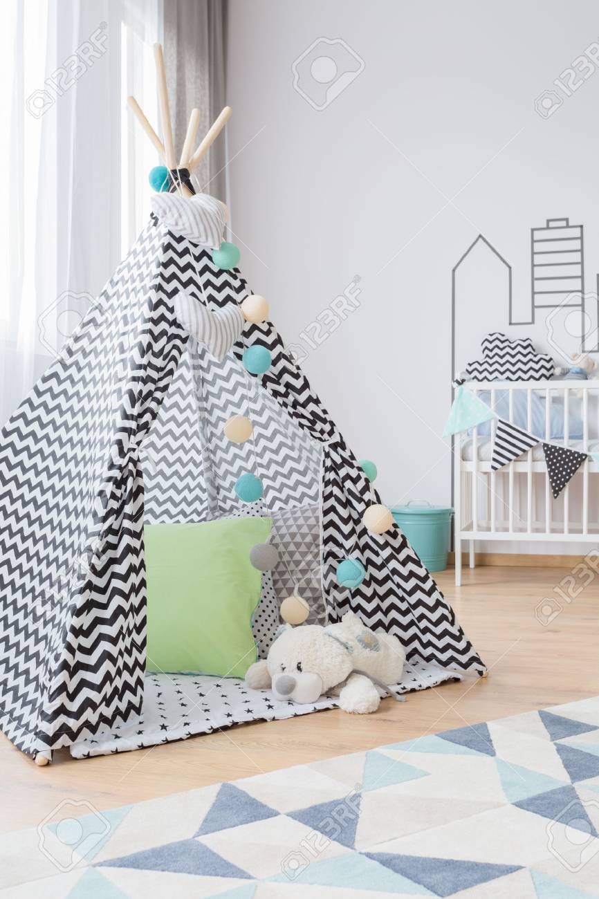 Interior De La Habitacion Del Bebe Brillante Con Un Tipi Y Oso De Peluche Fotos Retratos Imagenes Y Fotografia De Archivo Libres De Derecho Image