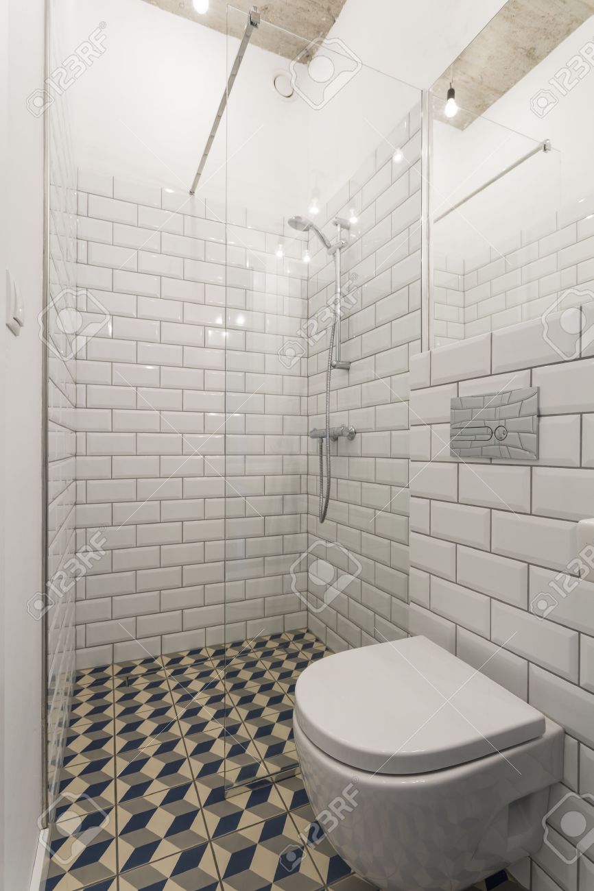 Cuarto De Baño Moderno Con Las Paredes Decoradas Con Azulejos ... Cuarto De Baño Moderno Con Las Paredes Decoradas Con Azulejos ...