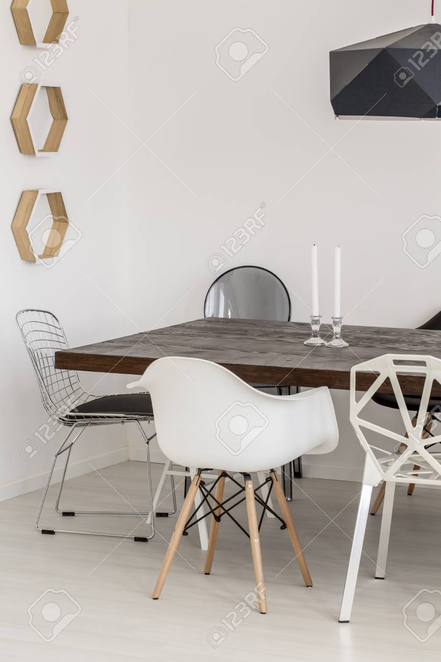Fragmento De Un Comedor Contemporáneo Con Mesa De Madera Maciza Y ... Fragmento De Un Comedor Contemporáneo Con Mesa De Madera Maciza Y ...