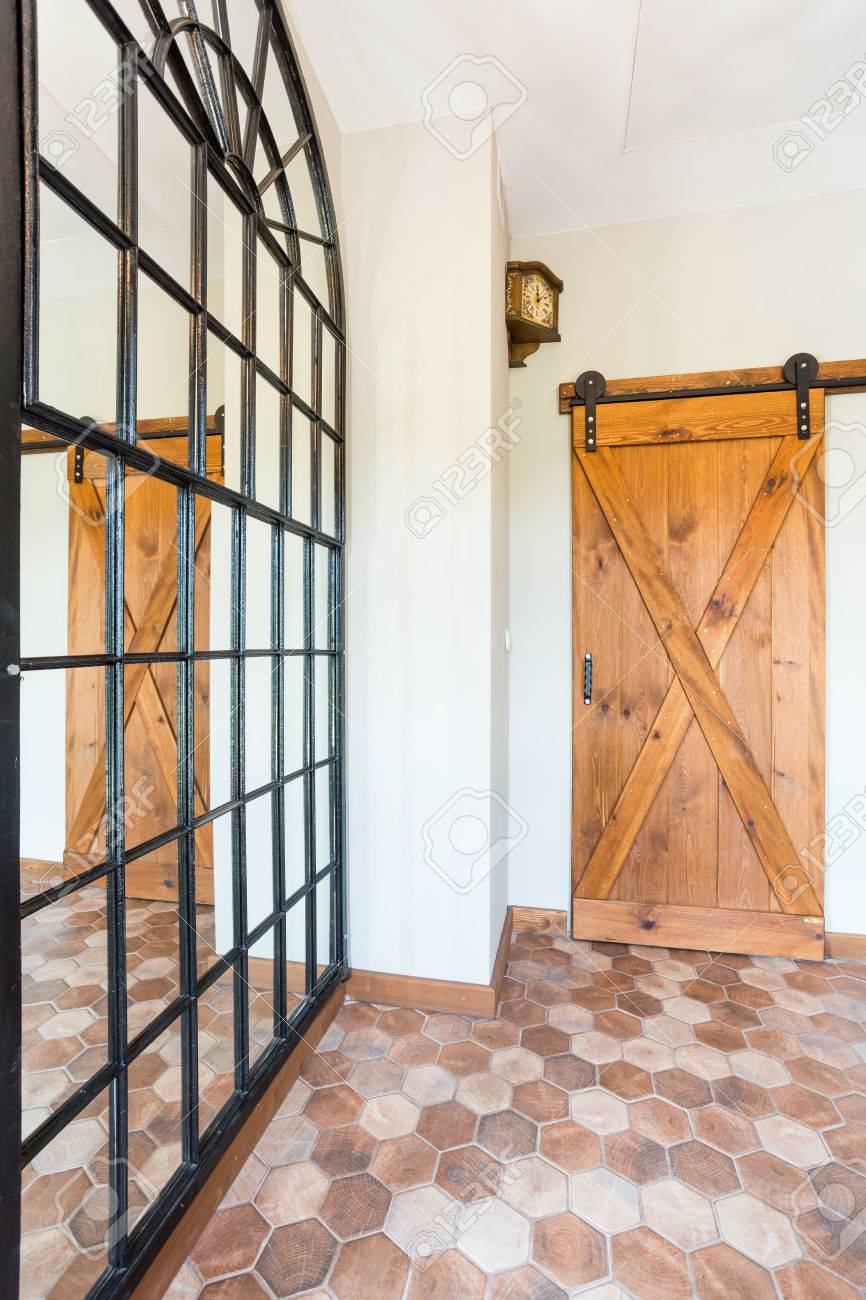 Die Geraumigen Flur Mit Einem Grossen Spiegel An Der Wand Und Im Landhausstil Massive Holztur Lizenzfreie Fotos Bilder Und Stock Fotografie Image 62139273