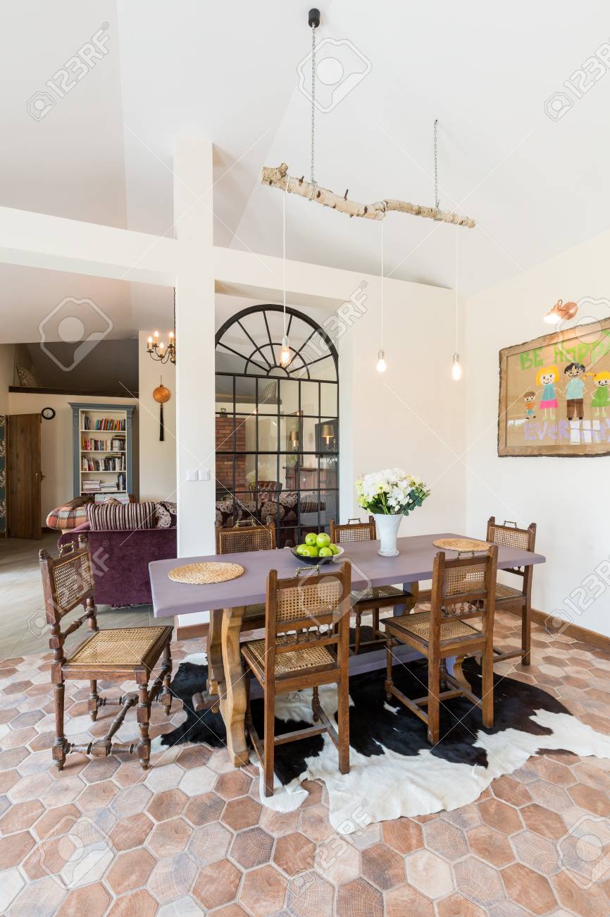 Espaciosa área De Comedor Con Mesa Y Sillas De Madera, Pintura En La ... Espaciosa área De Comedor Con Mesa Y Sillas De Madera, Pintura En La ...