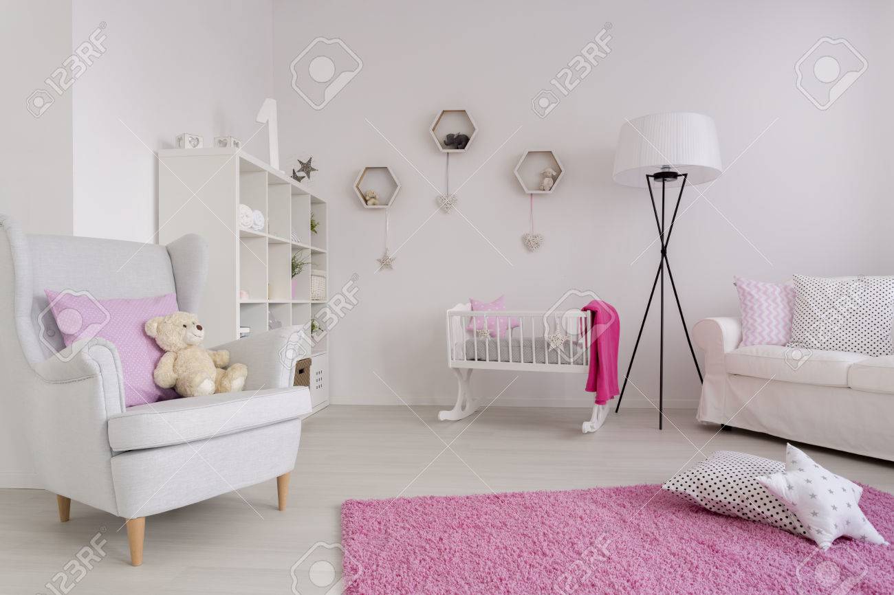 Habitacion Del Bebe En Colores Pastel Con Un Comodo Sofa Un Sillon Con El Oso De Peluche En La Caja De Libro Cuna Y Cojines Estrella En Una Alfombra De Color Rosa