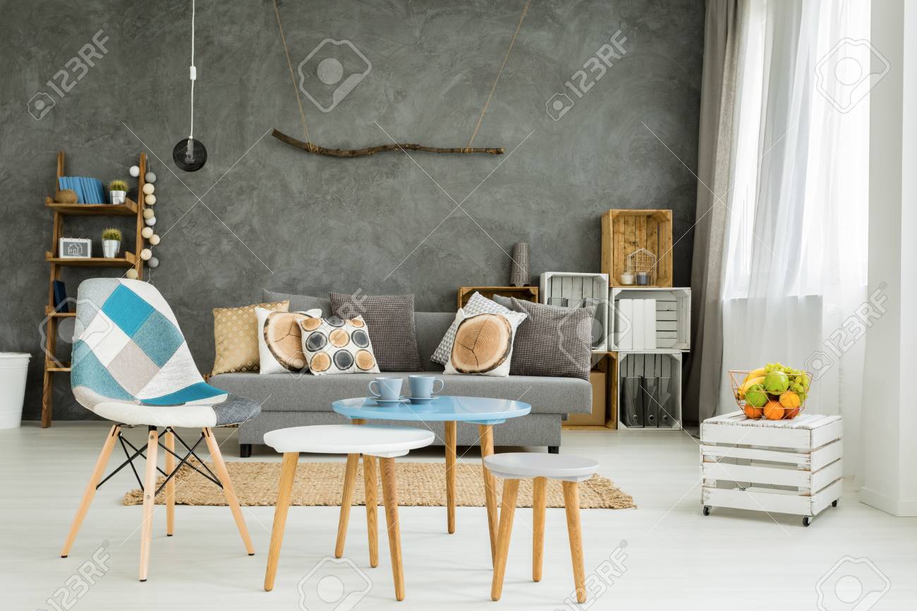 Moderno soggiorno minimalista e luminoso nei toni del ciano con ... Sedia soggiorno moderno