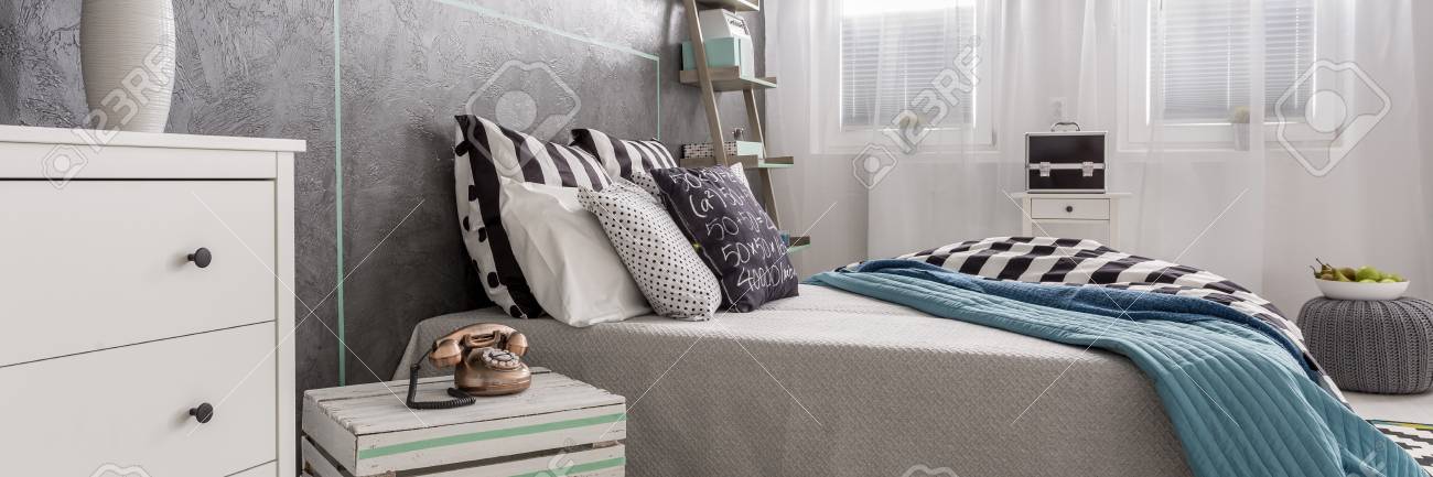 Habitacion Luminosa Moderna Con Cama Matrimonial Inodoro Blanco Y La Decoracion Con Estilo Fotos Retratos Imagenes Y Fotografia De Archivo Libres De Derecho Image 62408871