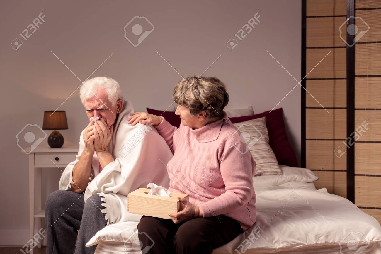Wunderschöne Frau Bläst Mann Auf Dem Schlafzimmer Wunderschöne Frau Bläst Mann Auf Dem Schlafzimmer