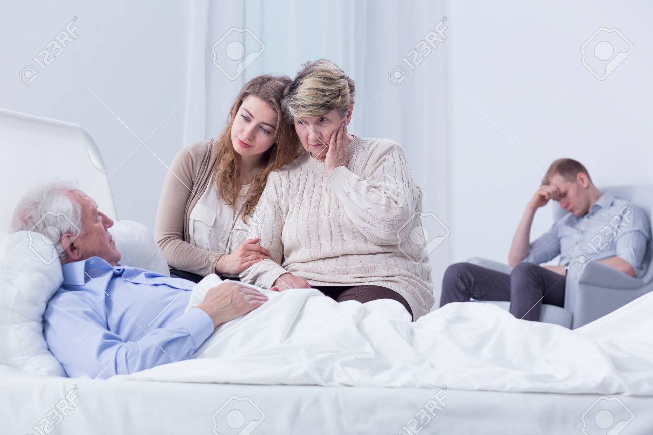 Tiro De Una Familia En Cuestión Visitar A Un Hombre Mayor En El Hospital  Fotos, Retratos, Imágenes Y Fotografía De Archivo Libres De Derecho. Image  63881053.