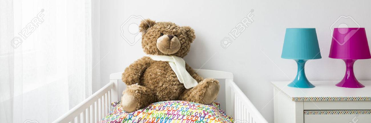 Blanc Bebe Chambre Avec Un Lit Et Un Ours En Peluche Banque D Images Et Photos Libres De Droits Image