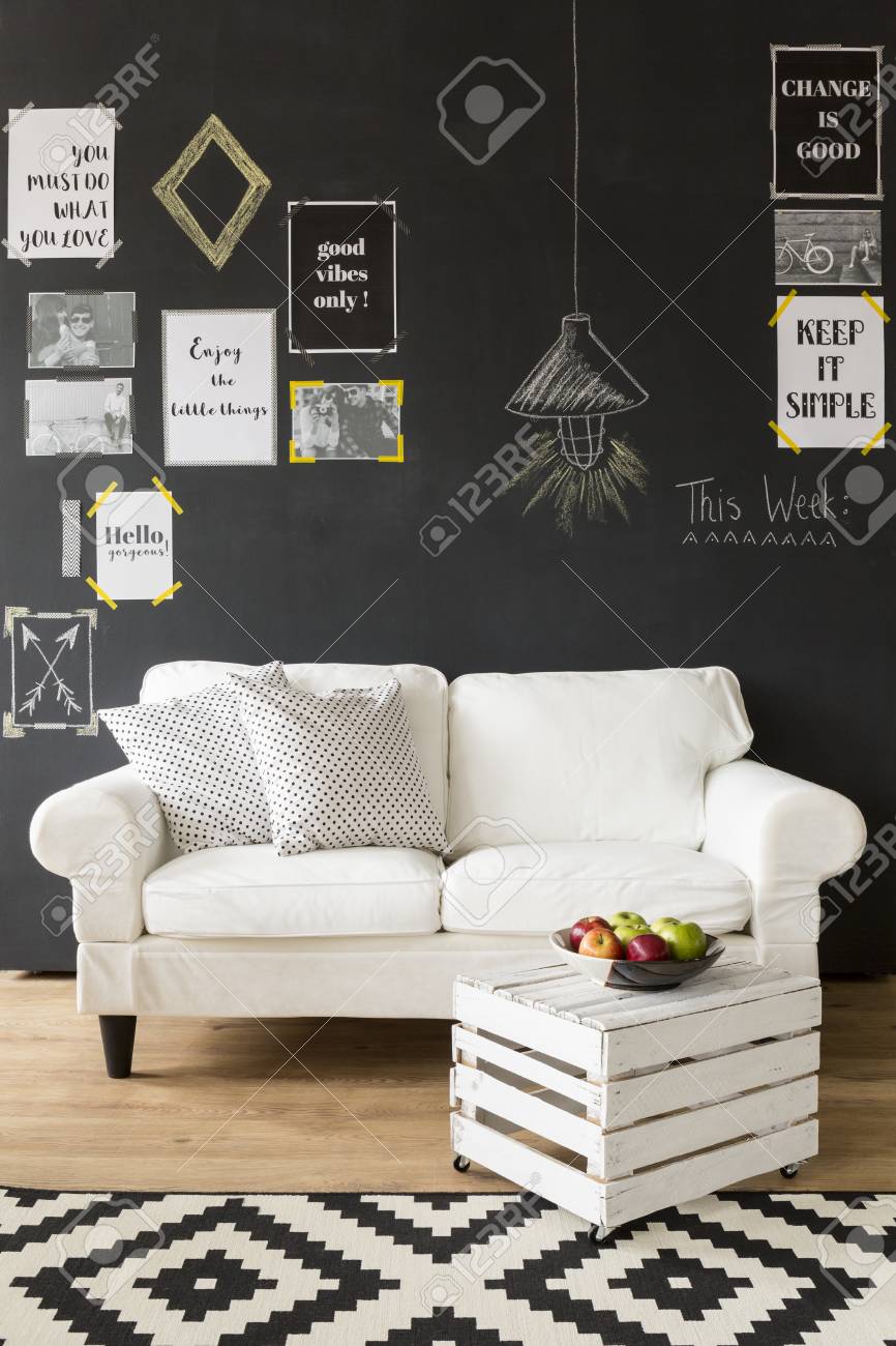 Interior De La Habitacion De Diseno Moderno Con Una Pared Negra