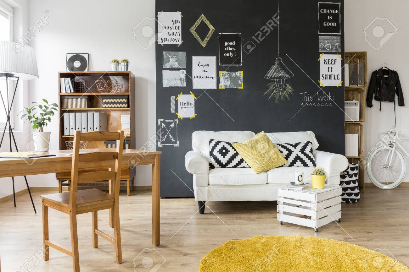 Habitacion De Diseno Moderno Con Una Pared De Color Negro Con