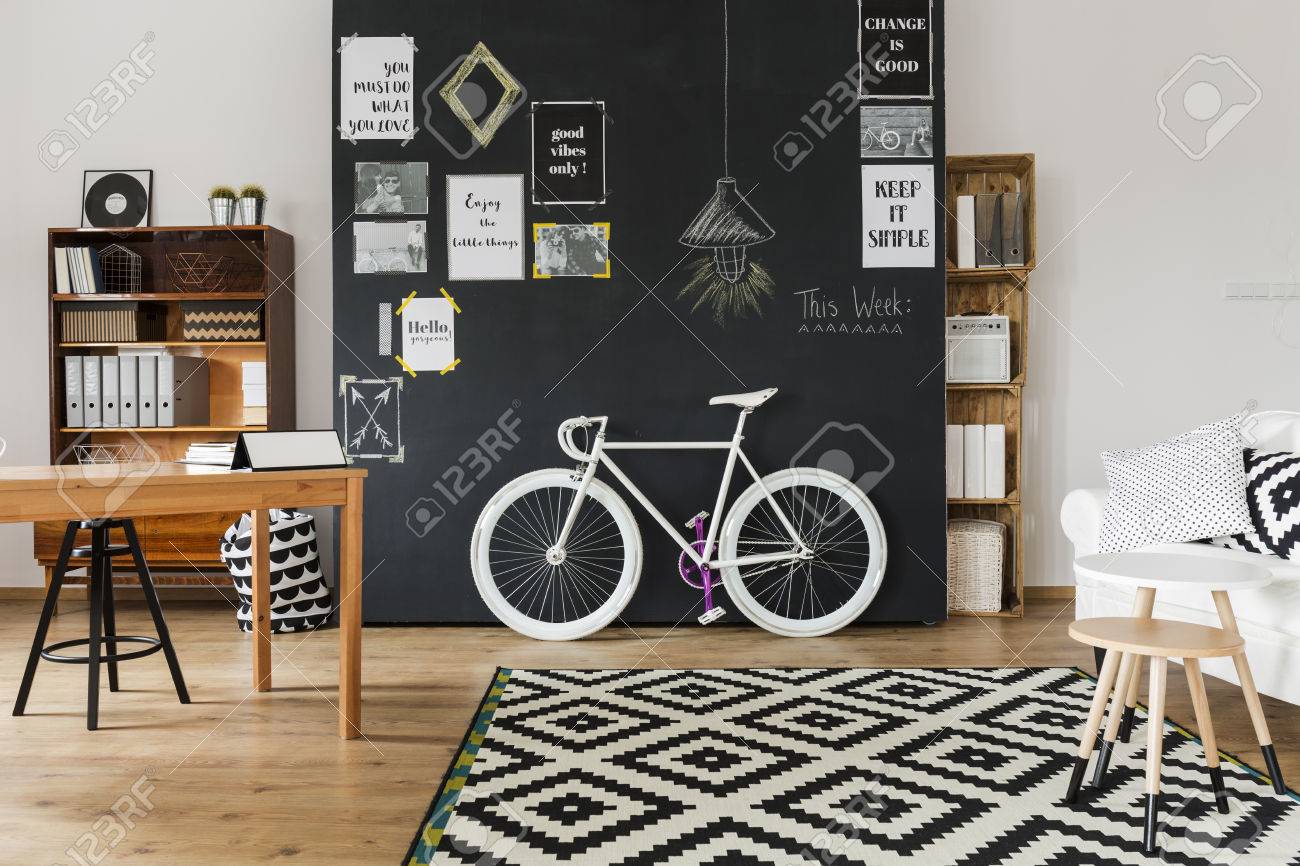 Habitacion De Diseno Moderno Con Una Pared De Color Negro Con