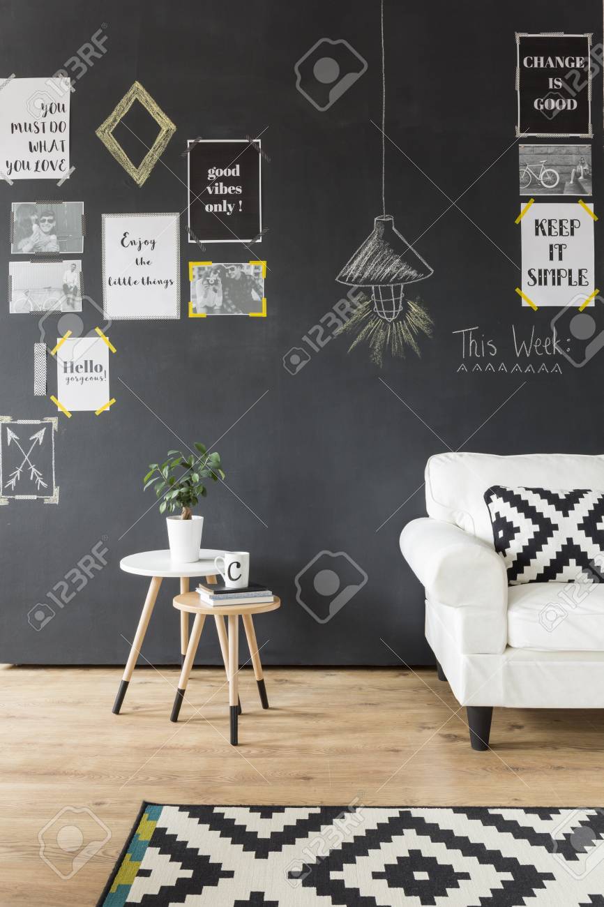 Interior De La Sala De Diseno Moderno Con Una Pared De Color Negro