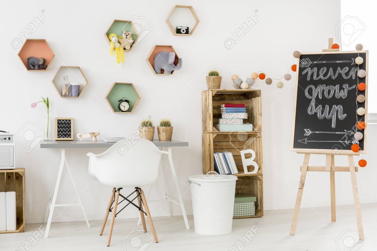 Espace De Travail Dans Une Chambre D Enfant Avec Des L Ments En Espace De Travail Dans Une Chambre D Enfant Avec Des L Ments En