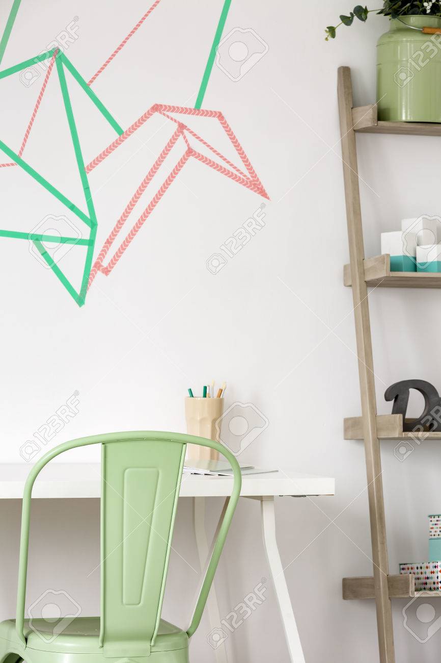 Rea De Estudio Con Escritorio Blanco Silla En Colores Pastel